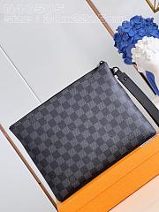 LV Takeoff Pouch N40505 30x22x5CM 2023120406 - 1