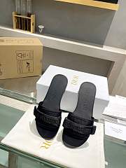 Dior slides 2024012701 - 1