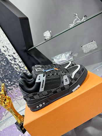 LV sneaker 2025041901