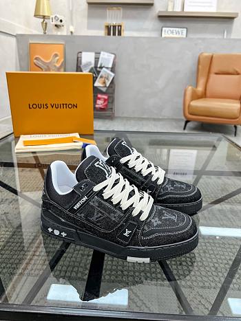 LV sneaker 2025041903