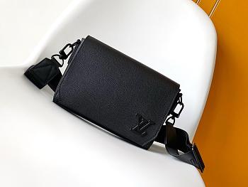 LV takeoff messenger PM 22*16.5*7CM