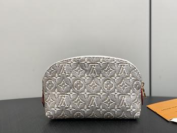 LV Pochette Cosmétique PM Other Monogram Canvas 19*12*6CM 02