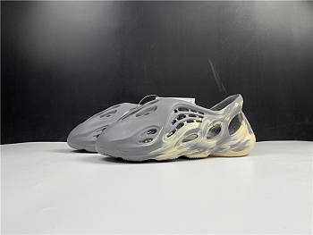 Yeezy Foam RNNR MXT Moon Gray GV7904
