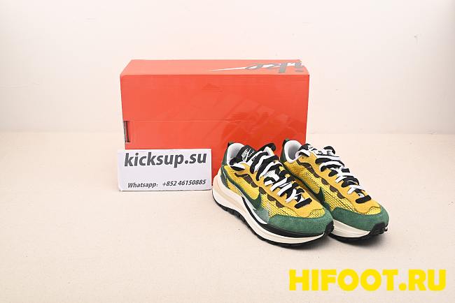 Nike Vaporwaffle sacai Tour Yellow Stadium Green CV1363-700 - 1